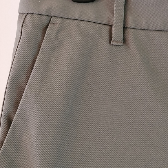 EVERLANE 9" Slim Fit Shorts - Pewter Green - Picture 6 of 14